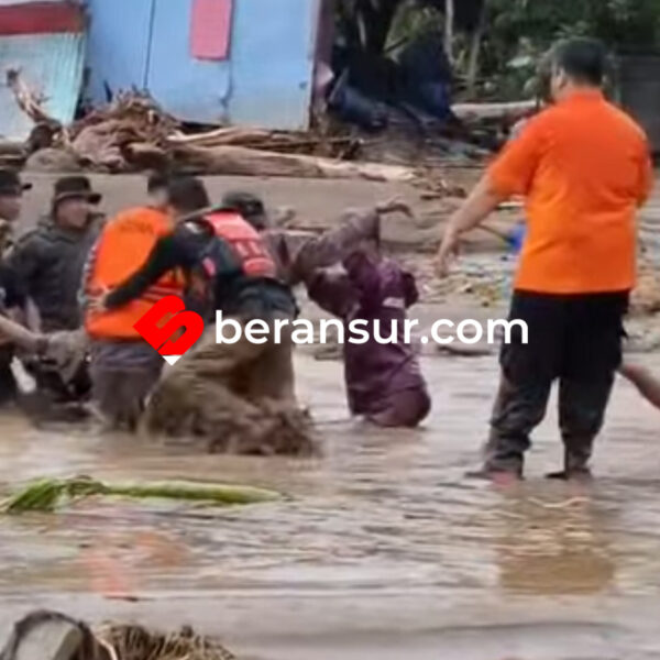 Banjir Rendam Akses Jalan Padang-Bukittinggi, Lalu Lintas Lumpuh