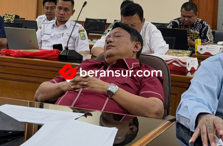 Tidur, Dirut Tirta Patriot Kota Bekasi Rapat di DPRD