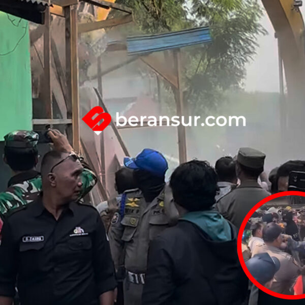 Protes Penertiban Bangunan Liar di Bantaran Kalimalang Cikarang Selatan