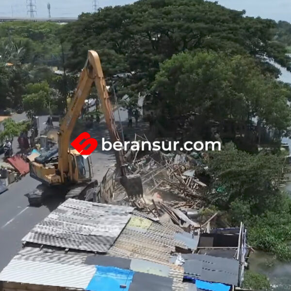 Satpol PP Kabupaten Bekasi Tertibkan Bantaran Sungai Kalimalang
