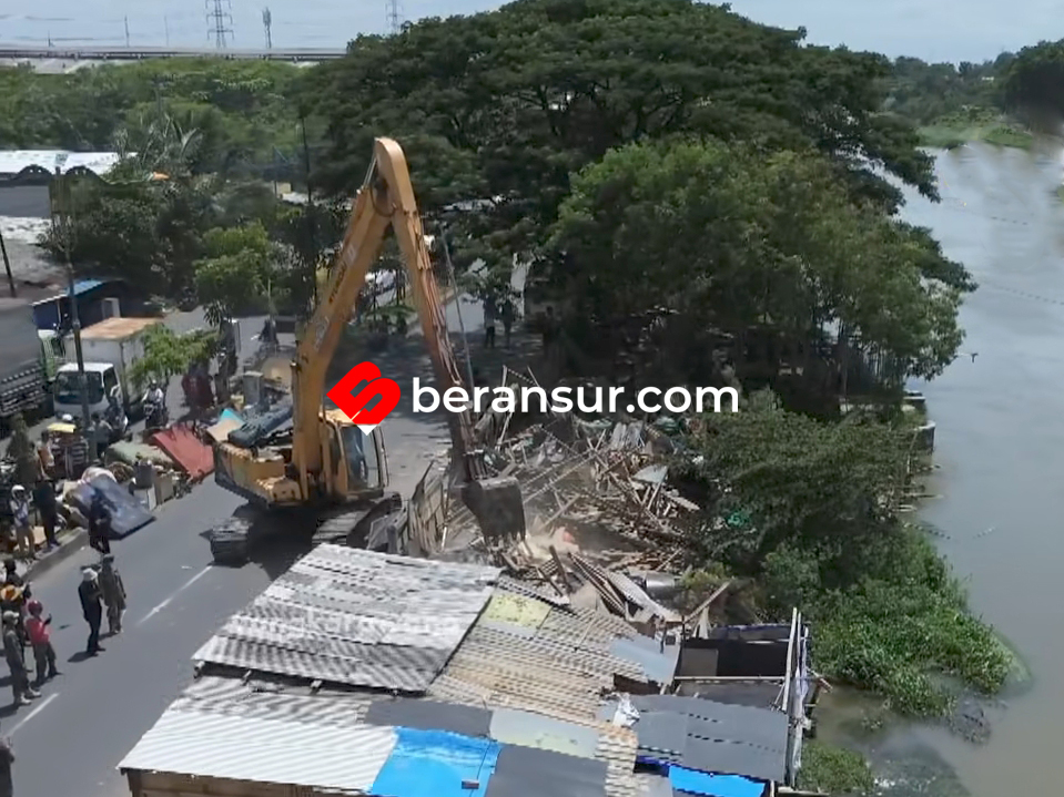 Satpol PP Kabupaten Bekasi Tertibkan Bantaran Sungai Kalimalang