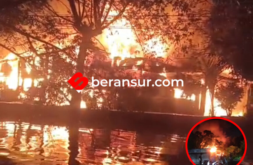 Kebakaran Hebat di Depan Pom Bensin Jalan Baru Bekasi Timur Kota Bekasi