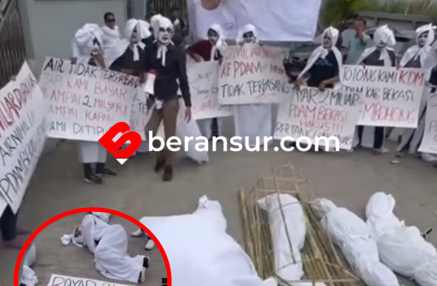 Geger di Bekasi! Warga ‘Ngepocong’ di Depan PDAM, Protes Air Mati Padahal Bayar Mahal!