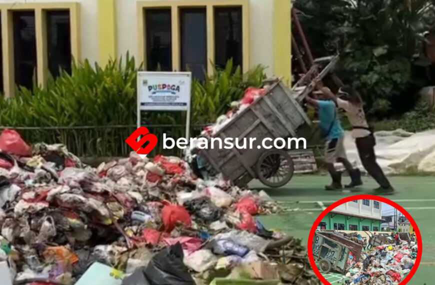 Belasan Gerobak Sampah Penuhi Kantor Kebalen, Penarik Protes Penutupan TPS