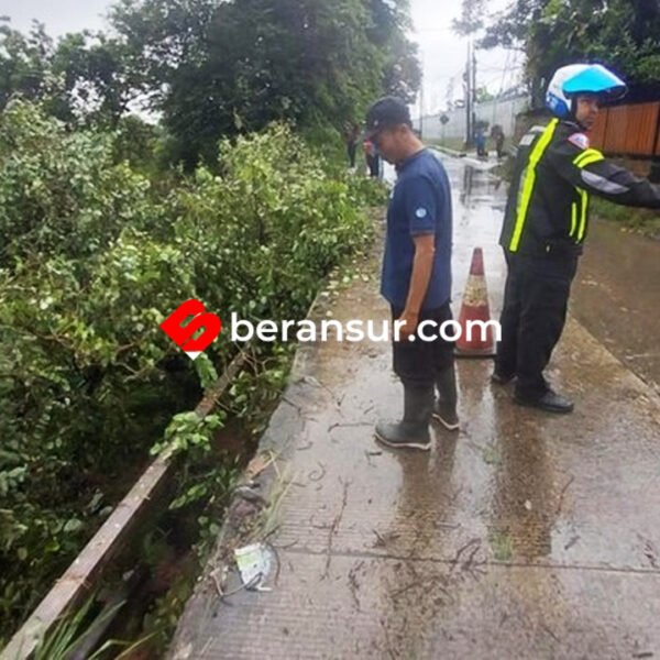Hujan Deras Picu Longsor di Jalan Raya Cilebut Bogor, Satu Rumah Kosong Tertimbun