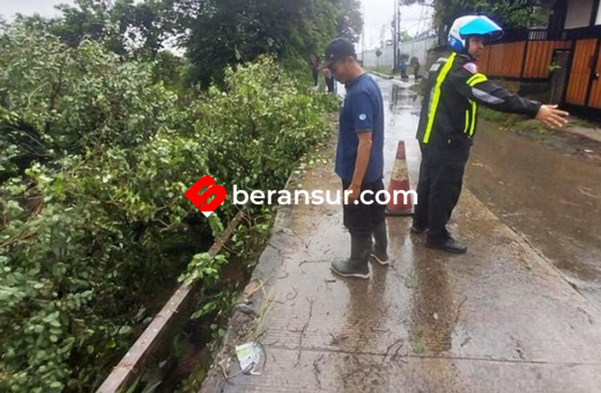 Hujan Deras Picu Longsor di Jalan Raya Cilebut Bogor, Satu Rumah Kosong Tertimbun