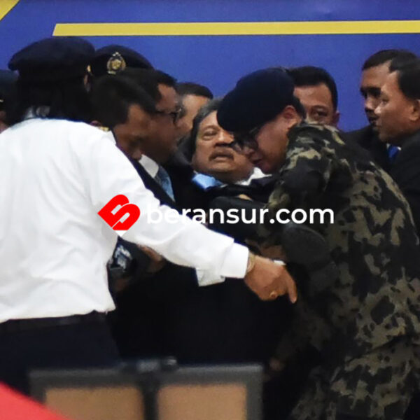 ​Menteri KKP Sakti Wahyu Trenggono Pingsan Saat Upacara Pelepasan Jenazah Korban Pesawat ATR 42-500