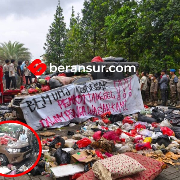 Protes Polemik Sampah, Mahasiswa Tumpahkan Dua Truk Sampah di Kantor Wali Kota Tangsel