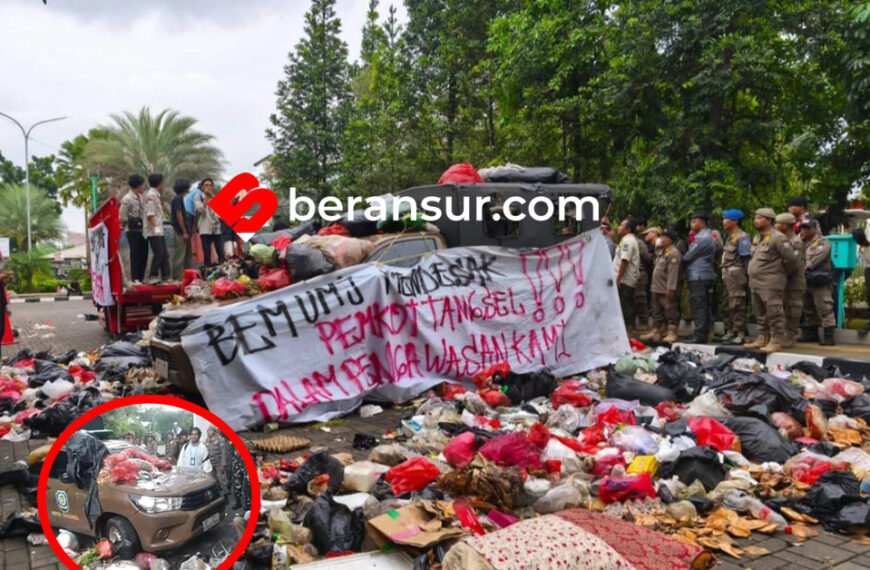 Protes Polemik Sampah, Mahasiswa Tumpahkan Dua Truk Sampah di Kantor Wali Kota Tangsel