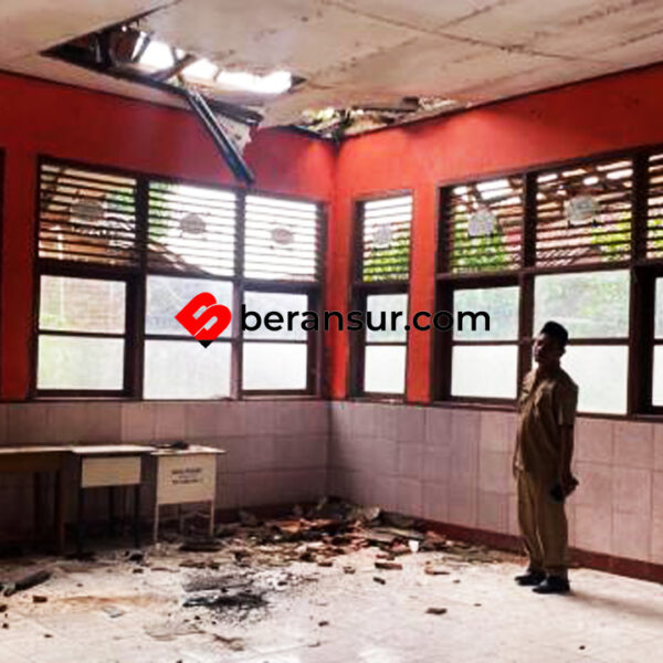 Atap Ruang Kelas SDN Tamelang II Ambruk, Siswa Terpaksa Belajar Bergilir