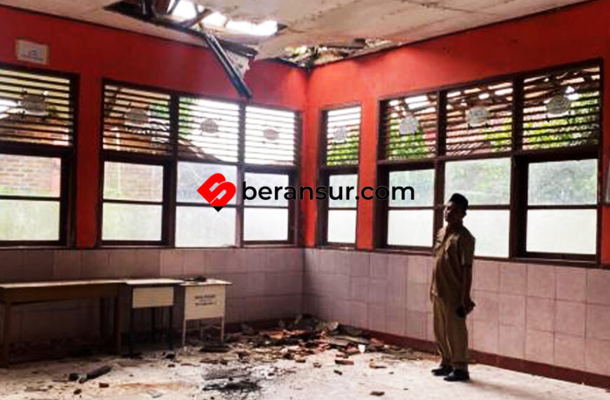 Atap Ruang Kelas SDN Tamelang II Ambruk, Siswa Terpaksa Belajar Bergilir