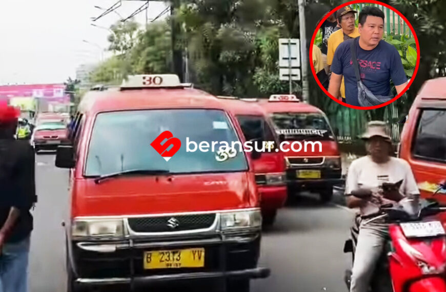 Protes Peluncuran ‘Trans Beken’, Puluhan Sopir Angkot Bekasi Kepung GOR Chandrabaga