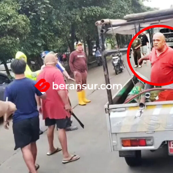Viral! Wali Kota Bekasi Tri Adhianto Diancam Golok Saat Pimpin Penertiban PKL