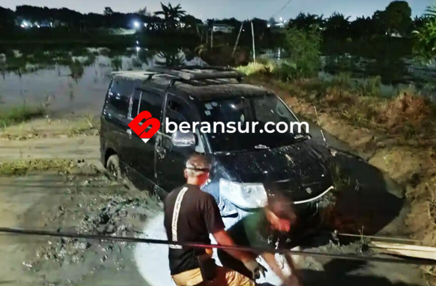 Bermula dari Tabrak Agya, Mobil APV Terjun ke Sawah di Babelan Bekasi