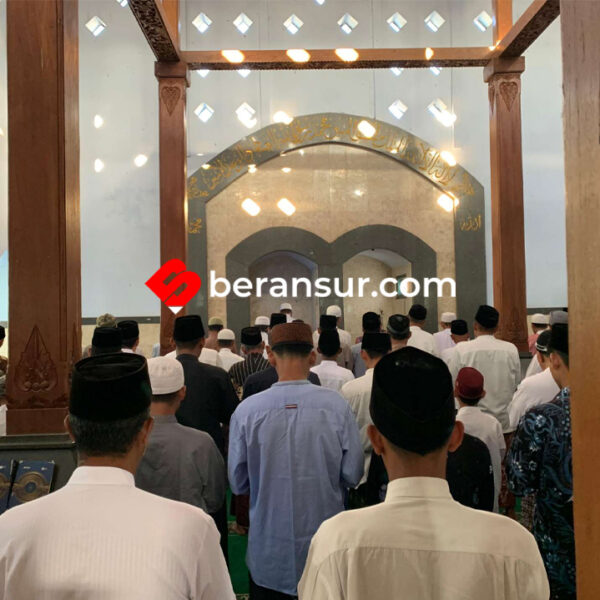 Tradisi Tahunan, Ratusan Santri Ponpes Al Khoiriyah Tulungagung Gelar Salat Idulfitri Lebih Awal