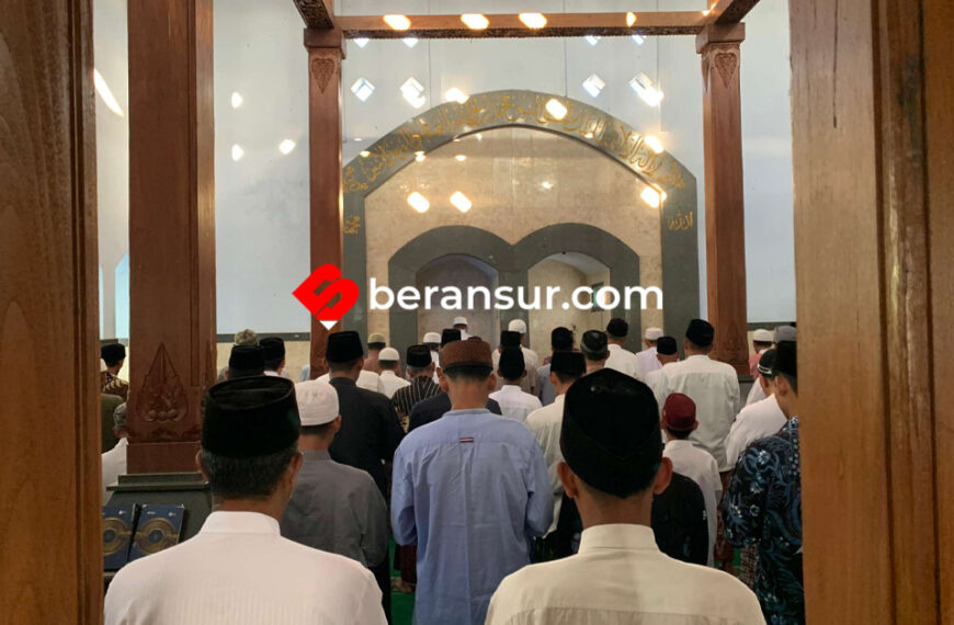 Tradisi Tahunan, Ratusan Santri Ponpes Al Khoiriyah Tulungagung Gelar Salat Idulfitri Lebih Awal