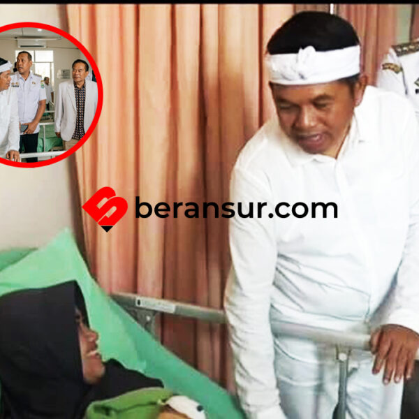 Dedy Mulyadi Gubernur Jawa Barat Memberikan Santunan Korban KA Bekasi Timur