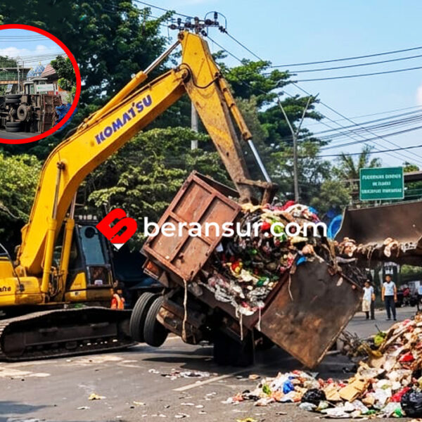 Truk Sampah Terguling di Depan Pasar Bantargebang Bekasi