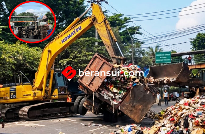 Truk Sampah Terguling di Depan Pasar Bantargebang Bekasi