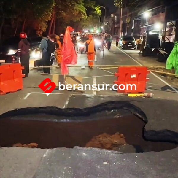 Jalan Raya Lenteng Agung Arah Depok Amblas, Polisi Imbau Pengendara Berhati-hati