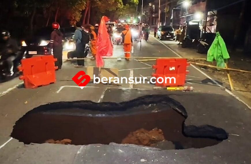 Jalan Raya Lenteng Agung Arah Depok Amblas, Polisi Imbau Pengendara Berhati-hati