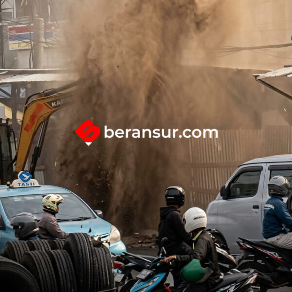 Diduga Pipa Gas Bocor di Perumnas 1 Bekasi Barat, Akibatkan semburan air cukup tinggi