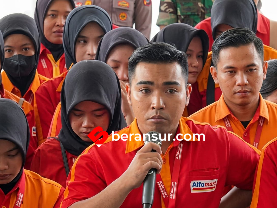 18 Gerai Ritel Modern Ditutup, Ratusan Karyawan Gelar Demo di Depan Kantor Bupati