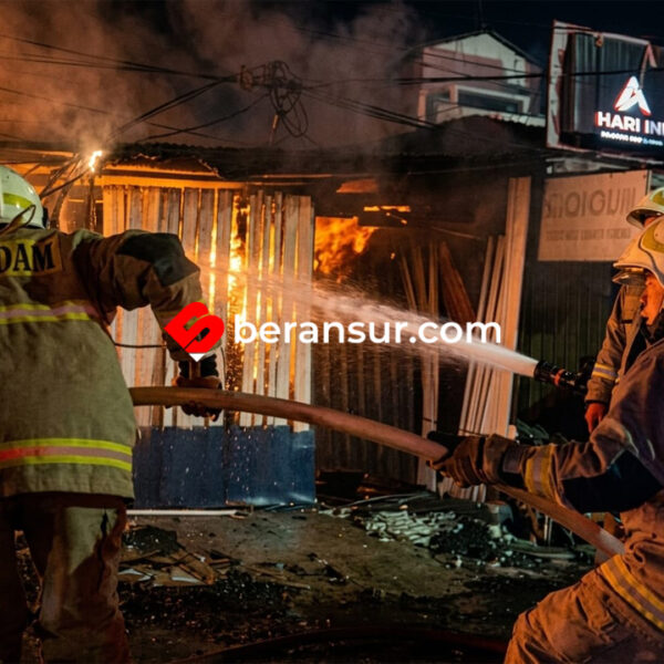 Diduga Korsleting Listrik, Dua Rumah di Pondok Bambu Jaktim Hangus Terbakar