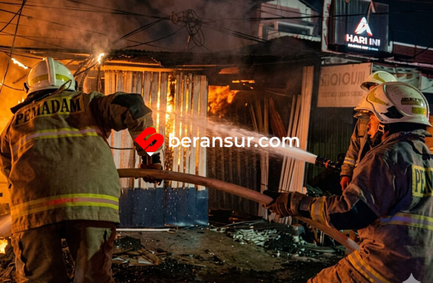 Diduga Korsleting Listrik, Dua Rumah di Pondok Bambu Jaktim Hangus Terbakar