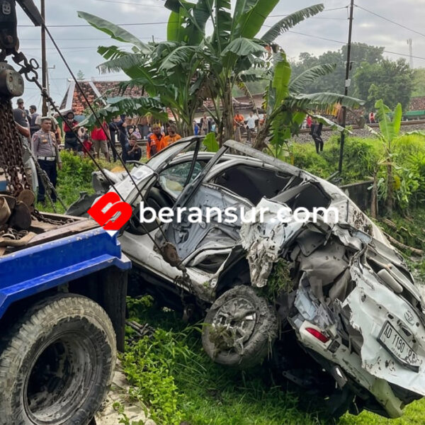 Mobil Rombongan Keluarga Calon Haji Tertabrak KA Argo Bromo Anggrek, 4 Orang Meninggal