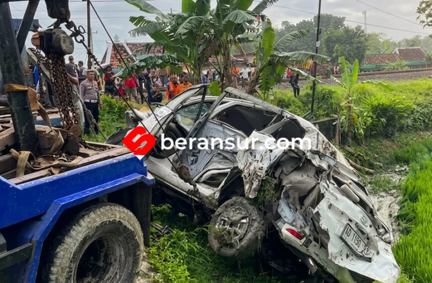 Mobil Rombongan Keluarga Calon Haji Tertabrak KA Argo Bromo Anggrek, 4 Orang Meninggal
