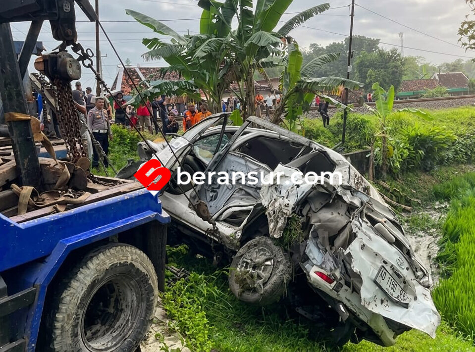 Mobil Rombongan Keluarga Calon Haji Tertabrak KA Argo Bromo Anggrek, 4 Orang Meninggal