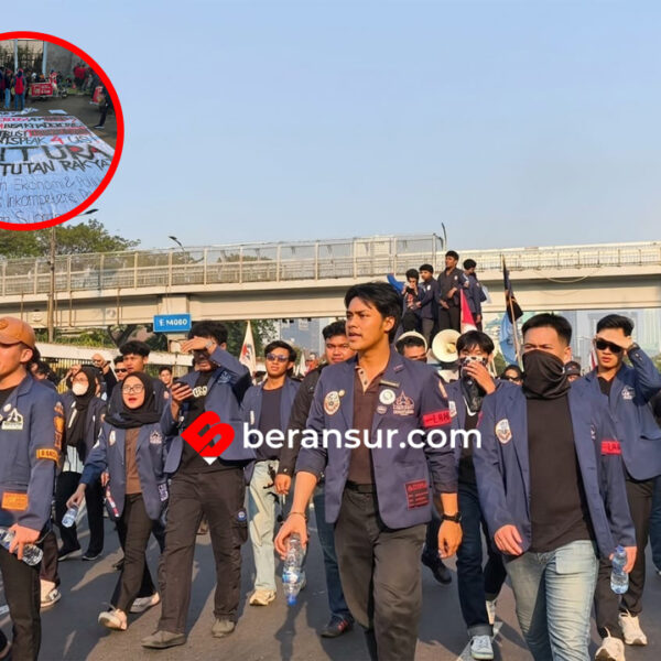 Usung “Tritura Kembali”, Mahasiswa Universitas Trisakti Gelar Aksi Unjuk Rasa di Depan Gedung DPR RI