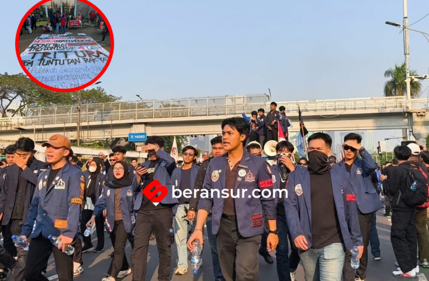 Usung “Tritura Kembali”, Mahasiswa Universitas Trisakti Gelar Aksi Unjuk Rasa di Depan Gedung DPR RI