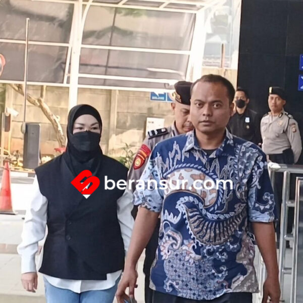 Bupati Sukoharjo Etik Suryani Terjaring OTT KPK, 18 Orang Diamankan