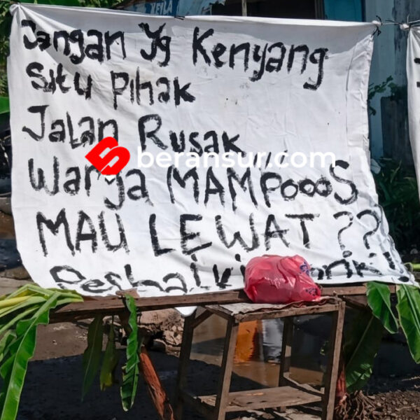 Bertahun-tahun Jalan Rusak dan Banjir, Emak-Emak di Medan Gelar Aksi Blokade Jalan