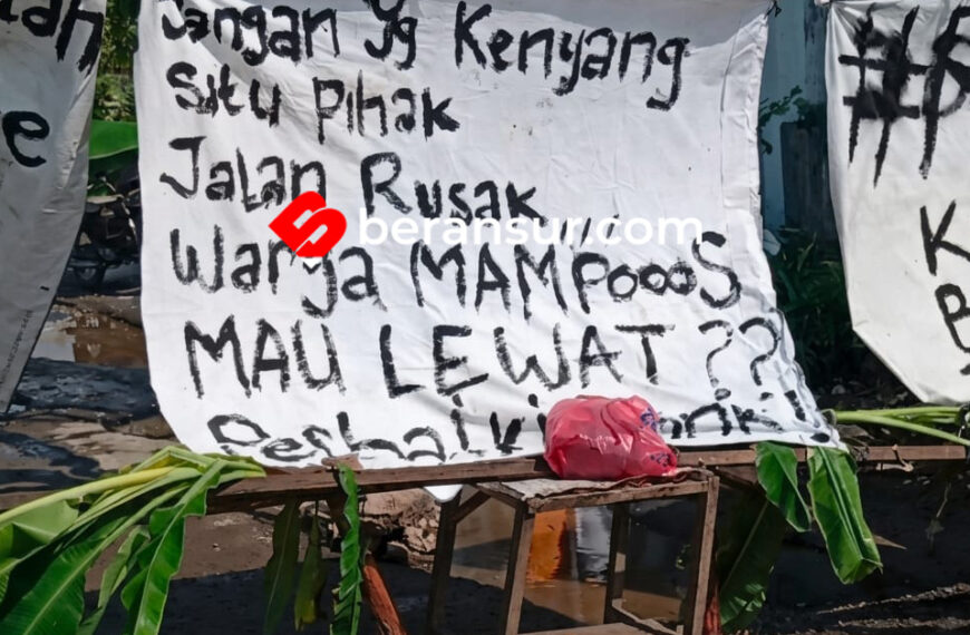 Bertahun-tahun Jalan Rusak dan Banjir, Emak-Emak di Medan Gelar Aksi Blokade Jalan