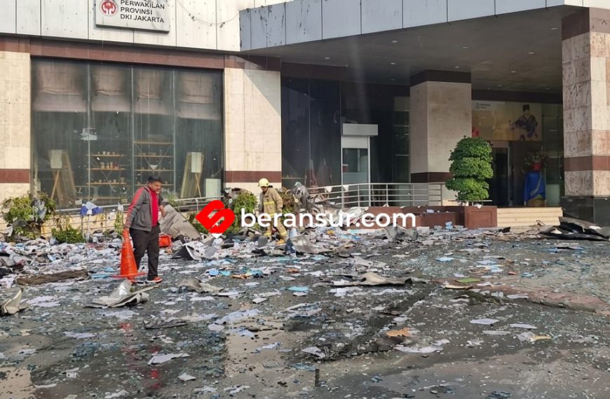 Damkar Sisir Gedung Bapenda DKI, Pastikan Tidak Ada Titik Api