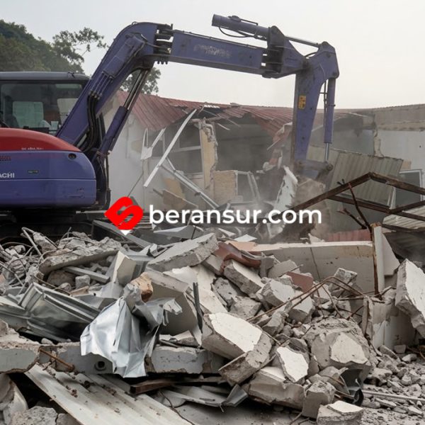 Hancur Seketika! Detik-detik Klaster Mewah Di Lapas Cibinong Dirobohkan Ekskavator